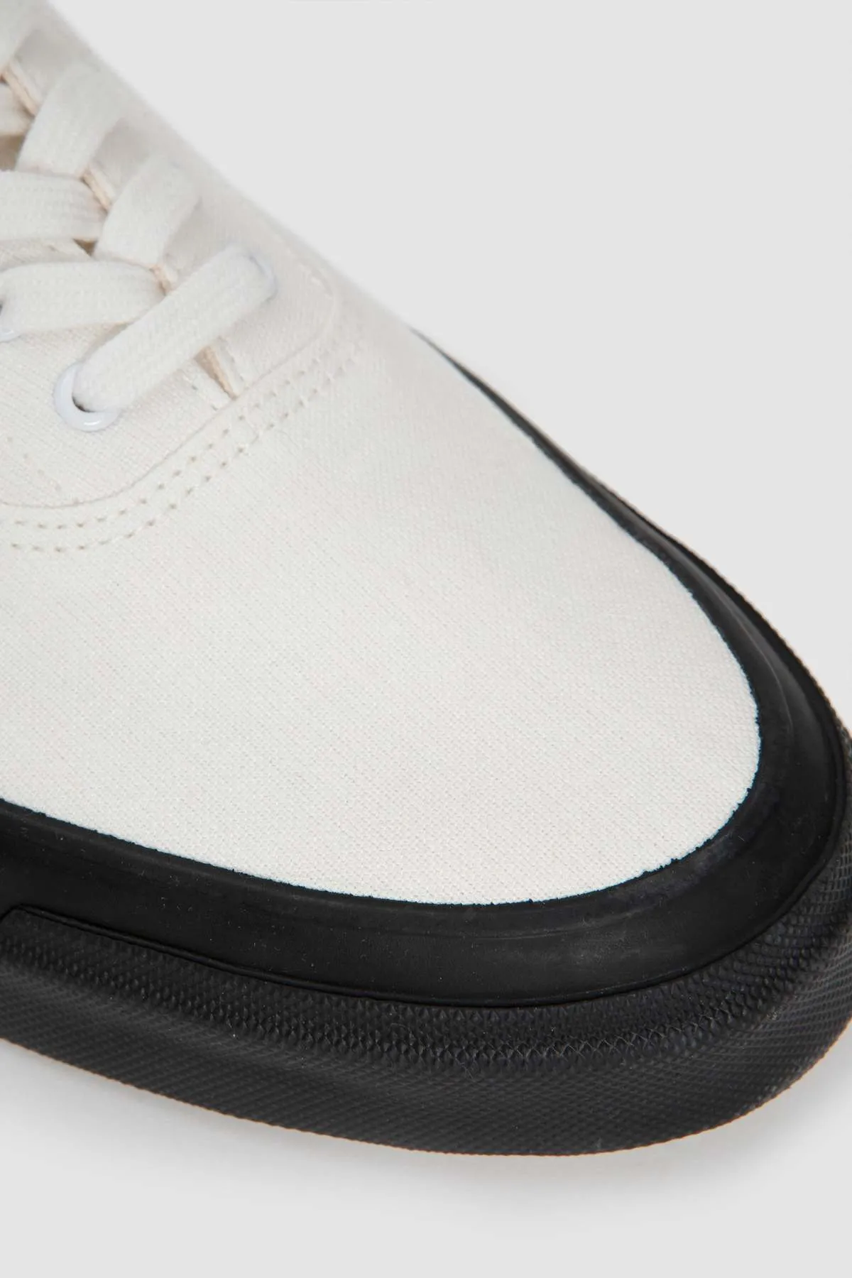 Deck Monochrome Sneakers - White/Black